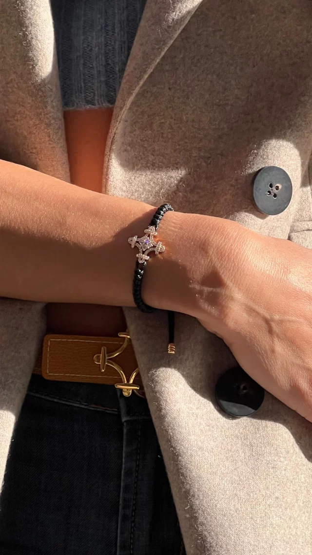 Pour le moment discrètes, les ceintures Croix de Genève seront présentées pour un lancement fin septembre…

#croixdegeneve 
#swissluxury 
#handmadebelt 
#artisanatdexception