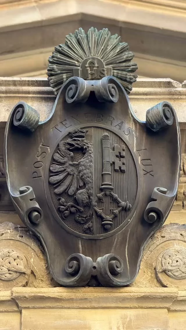 La Croix de Genève est issue des armoiries historiques de la ville puis du canton et plus précisément de la base de la clé.

#croixdegeneve 
#secretdhistoire 
#luxurylifestyle 
#madeingeneva